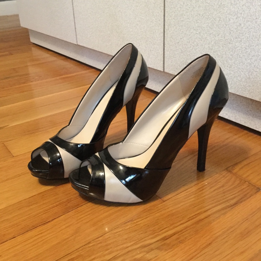 Nine West Black & Cream Heels